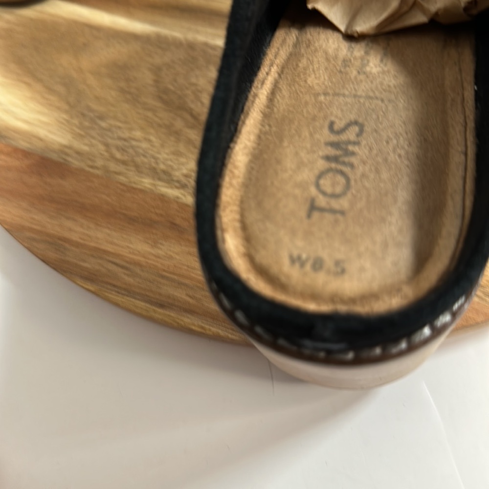 Women’s Tom’s black suede “Leila” slip-on clogs SZ 8.5 fringe tassels - Picture 15 of 15
